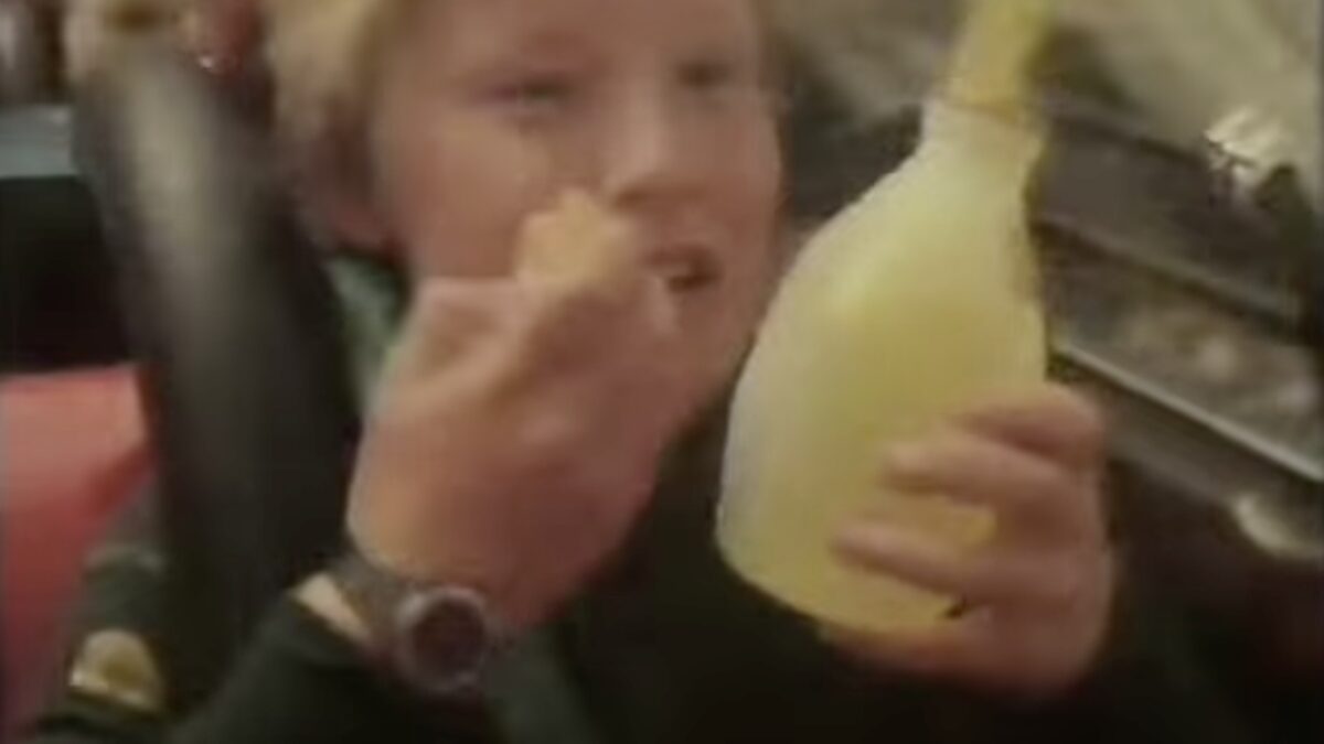 23/02/1980 – Cub Scouts eat lunch on the Revolution!