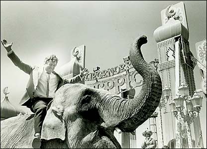 26/11/2005 – Pleasure Beach exhibition opens at Grundy Art Gallery